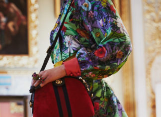 Gucci : Retro shapes appear on the Gucci Cruise 18 runway: a shoulder…