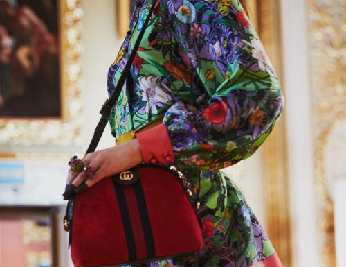 Gucci : Retro shapes appear on the Gucci Cruise 18 runway: a shoulder…