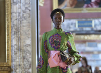 Gucci : The opening look in the Gucci Cruise 18 fashion show held in…