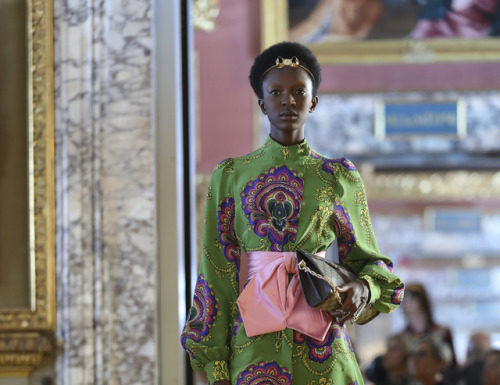 Gucci : The opening look in the Gucci Cruise 18 fashion show held in…