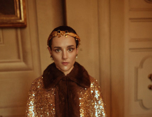 Gucci : Wearing a gold crown and allover sequin wool cape with plush…