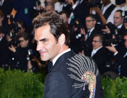 Gucci : Worn by Roger Federer at the Met Gala, a one-button grosgrain…