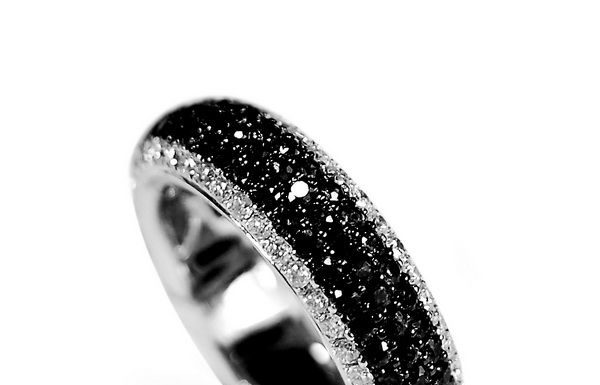 Luxury Jewelry 2017/2018 : 18CT WHITE GOLD BLACK DIAMOND RING