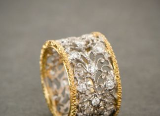 Luxury Jewelry 2017/2018 : A lovely intricate vintage Buccellati wedding band. Circa 1970….