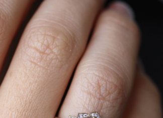 Luxury Jewelry 2017/2018 : Lilly Flower Unique Diamond Engagement Ring…