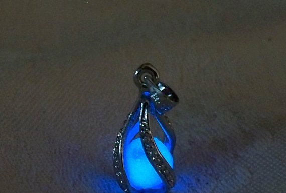Luxury Jewelry 2017/2018 : Mermaid's Magic "White Gold" – Midnight Blue Glow in the Dark Pend…