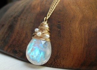 Luxury Jewelry 2017/2018 : Moonstone pendant with little pearls…