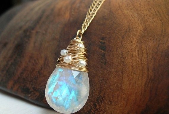 Luxury Jewelry 2017/2018 : Moonstone pendant with little pearls…
