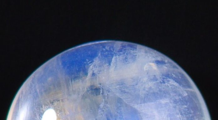 Luxury Jewelry 2017/2018 : Pierre de lune pour Pierrots et Colombines amoureux. Moonstone, stone for lovers…