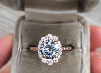 Luxury Jewelry 2017/2018 : The latest ring style all closeup and cozy. Featuring a natural grey moissanite …