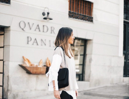 Street Style : Alba Hervas wears tight leather leggings with sleek black boots,…