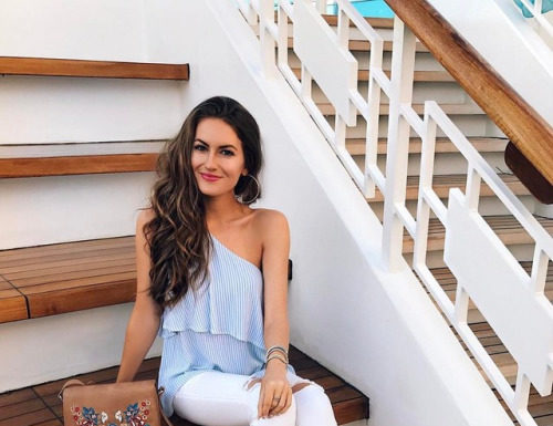 Street Style : Caitlin knows that blue pinstripes go a treat with white jeans,…