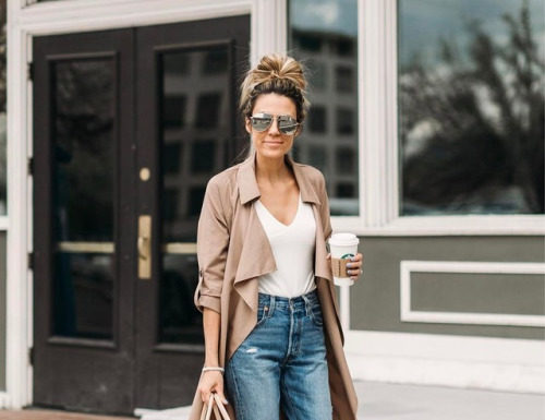 Street Style : Christine Andrew wears a pair of ripped denim jeans, rolled at…