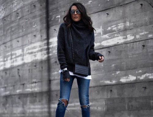 Street Style : Lucy Hernandez pairs distressed denim jeans with patent navy…