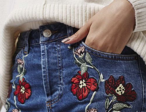 Street Style : streetstyleplatform:
Blue Embroidery Ripped Jeans