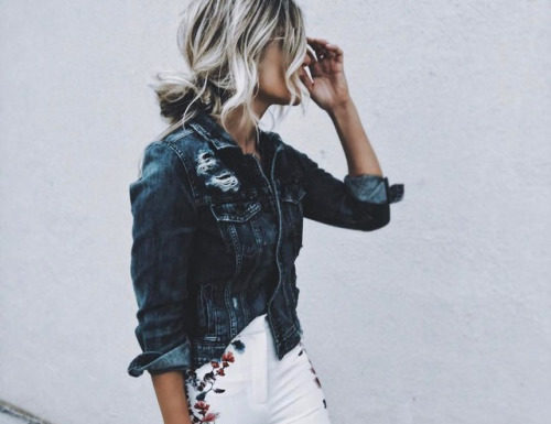 Street Style : These gorgeous embroidered white jeans are a striking way to…