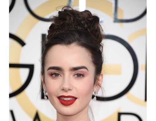 Trendy Hair Style : Le chignon haut tressé de Lily Collins aux Golden Globes 2017…