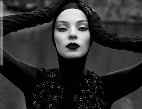 Fashion Editorial : Issa Lish for Vogue Germany (March 2017) by Luigi & Iango