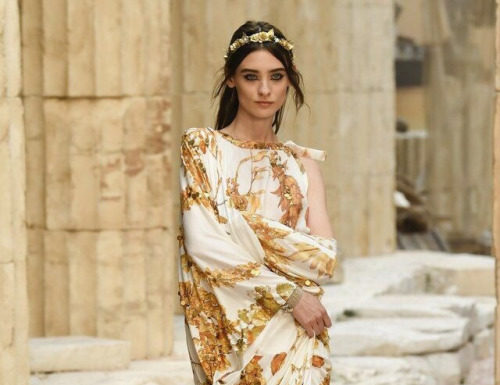 Fashion : Wrapped in Chanel gold ✨ @fashiondailymag
Ph fashionwirepress