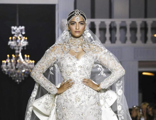 Fashion : Ralph Russo Couture FW17
Posted by x