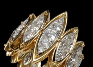 Diamond Rings : CARTIER, London.c1970s.18ct yellow gold diamond ring…