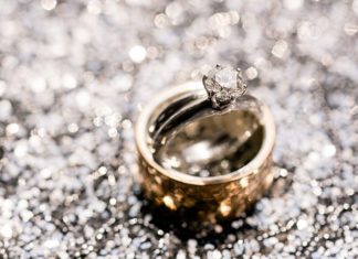 Engagement Rings & Wedding Rings : love the sparkly background of this wedding ring shot!…