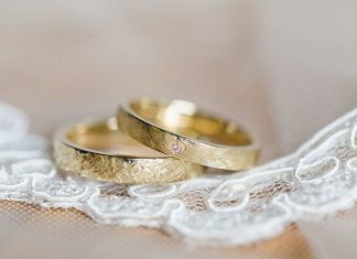 Engagement Rings & Wedding Rings : Pretty gold wedding rings. Love the inset heart with pink stone on the bride…