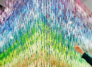 Fashion : artruby:
Emmanuelle Moureaux.
Catching the rainbow