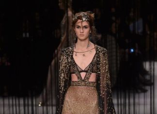 Fashion : fashiondailymag:
SHEER McQUEEN.
(ph fashionwirepress).