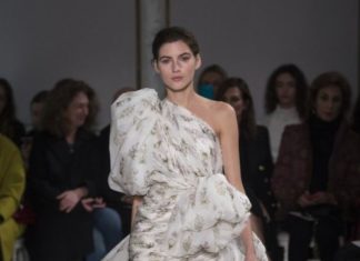Fashion : fashiondailymag:
couture florals.
(PH fashionwirepress).