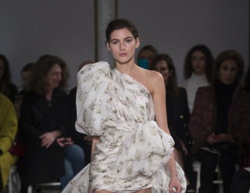 Fashion : fashiondailymag:
couture florals.
(PH fashionwirepress).