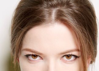 Fashion : fashiondailymag:
Kasia Struss backstage beauty at…