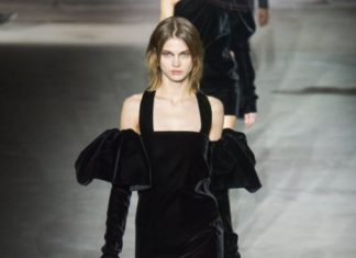 Fashion : fashiondailymag:
SAINT LAURENT velvet hotness fw17 PFW.
VIA…
