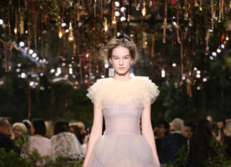 Fashion : fashiondailymag:
sweet pales. DIOR HAUTE COUTURE ss17….