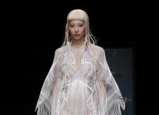 Fashion : Iris van Herpen Couture FW17
Posted by x