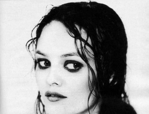 Fashion : jinxproof:
Vanessa Paradis | ph. Ellen von Unwerth