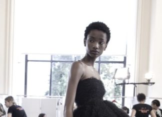 Fashion : lesliaisonsdemarieantoinette:
Backstage Giambattista Valli…