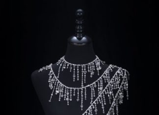 Loose Diamond : This stunning 18K white gold diamond sautoir (a very long necklace) by Diarough,…