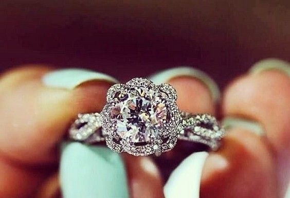 Luxury Jewelry 2017/2018 : 20 Sparkly Engagement Rings for Every Kind of Bride