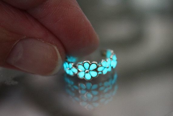 Luxury Jewelry 2017/2018 : Daisies Sterling Silver TOE Ring “GLOW in the DARK”