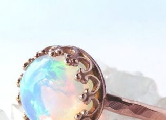 Luxury Jewelry 2017/2018 : Daisy's reserved nature reflects in her jewelry taste. She doesn't seem …