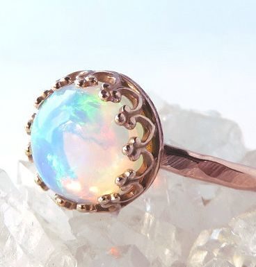 Luxury Jewelry 2017/2018 : Daisy's reserved nature reflects in her jewelry taste. She doesn't seem …