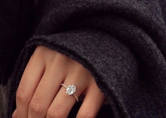 Luxury Jewelry 2017/2018 : Dream ring: 2 carat oval set in a rose gold, thin, diamond band. Lovely, delicat… – Black Diamonds by Dezdemon