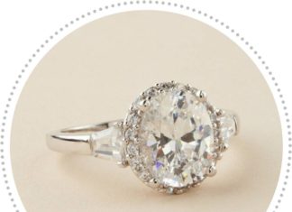 Luxury Jewelry 2017/2018 : Engagement Rings | Three Stone Stunner