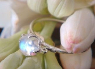 Luxury Jewelry 2017/2018 : Gorgeous moonstone ring from HeartofWaterJewels on Etsy….
