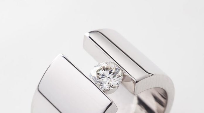Luxury Jewelry 2017/2018 : Modern engagement ring design with white diamond by Richard Moser @ DDS Diamonds…