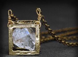 Luxury Jewelry 2017/2018 : RAW DIAMOND NECKLACE – Floating Cube Pendant, Vintage Gold 24″ Chain