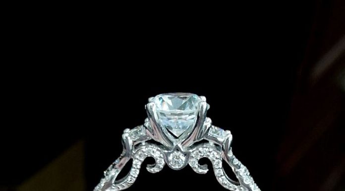 Luxury Jewelry 2017/2018 : Verragio engagement ring. Style 7074 from the Insignia collection. Also comes wi…