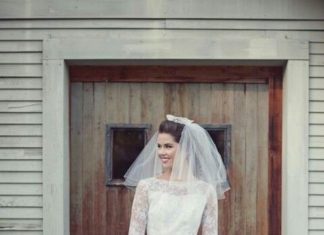 Short Wedding Dresses : Trailing handtied bouquet I would never wear this but I think it's really sw…