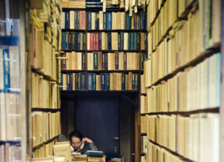 Street Style : bookmania:
Jinbōchō, Tokyo